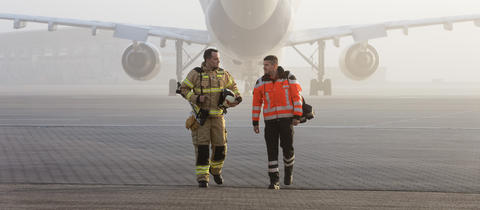 Engineers foggy aircraft Engineers in front of aircraft