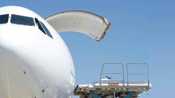 A330-200F AIRBUS - NOSE CLOSE UP A330-200F AIRBUS - NOSE CLOSE UP