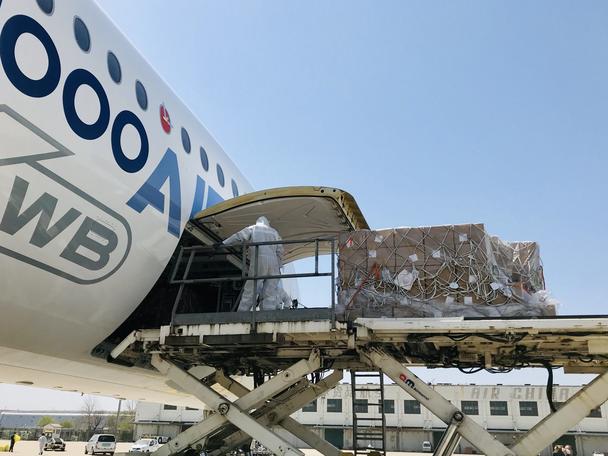 A350-1000-in-Tianjin-masks-loading-covid-19