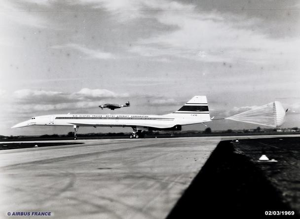 Concorde fitted with brake parachute