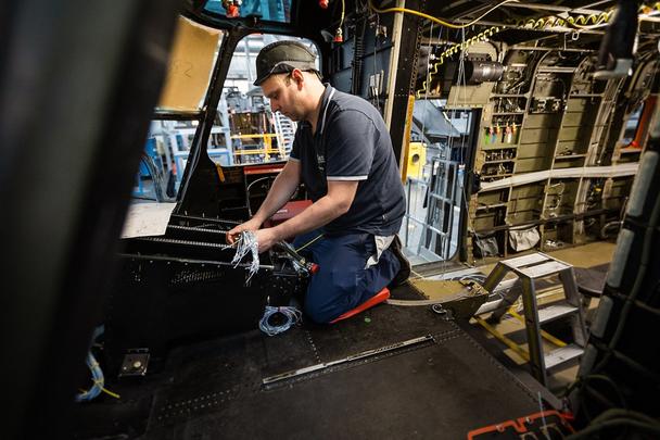 helicopter-maintenance-worker.jpg helicopter-maintenance-worker.jpg