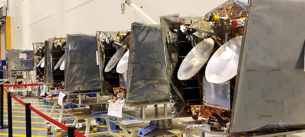 5satsaligned-Copyright-Airbus-OneWeb-Satellites 5satsaligned-Copyright-Airbus-OneWeb-Satellites