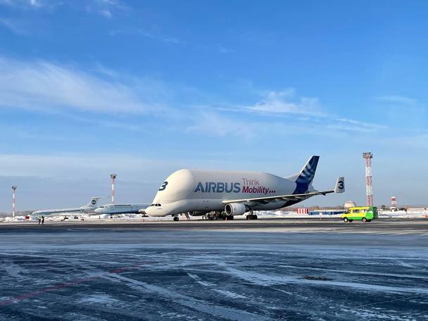 Beluga_Transport_Novosibirsk_Airport_on_Ground