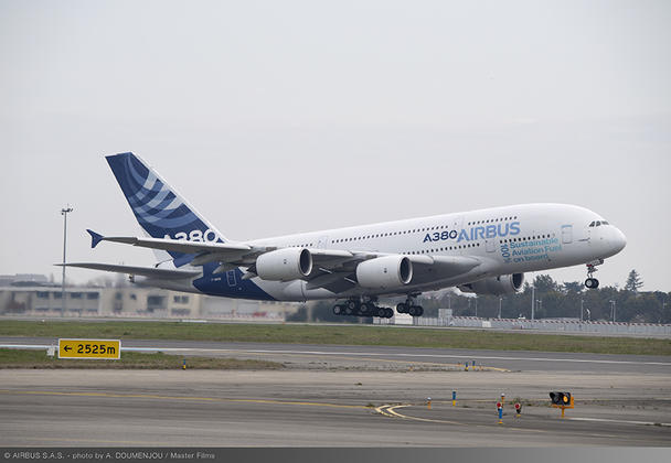 A380 takes off with 100% SAF on board
