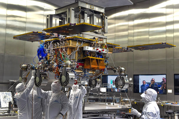 Airbus-built ExoMars rover_AB28582s_Copyright Max Alexander-Airbus Airbus-built ExoMars rover_AB28582s_Copyright Max Alexander-Airbus