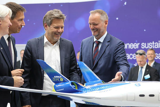 Minister Habeck mit Airbus Vorstandschef Obermann, Defence & Space CEO Schöllhorn und CTO Klauke, © Messe Berlin GmbH Minister Habeck mit Airbus Vorstandschef Obermann, Defence & Space CEO Schöllhorn und CTO Klauke, © Messe Berlin GmbH