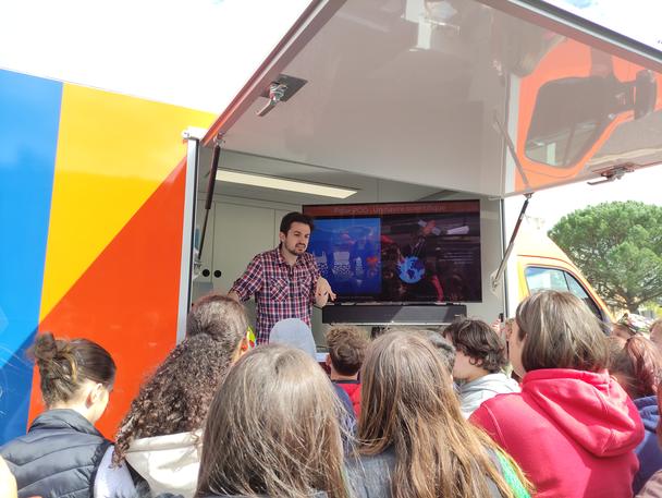 The PolarPODibus aims to provide an insight into the Polar POD expedition and improve understanding of its scientific objectives