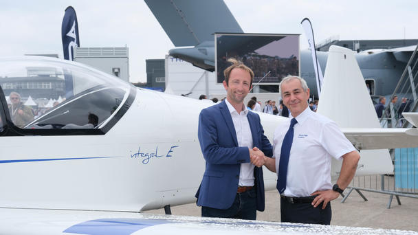 Jean Longobardi (r), Airbus Flight Academy Europe CEO, and Jérémy Caussade, CEO and co-founder of AURA AERO