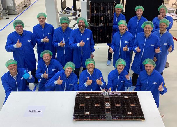 sparkwing_team_at_airbus_nl_with_sparkwing_panel_for_aerospacelab
