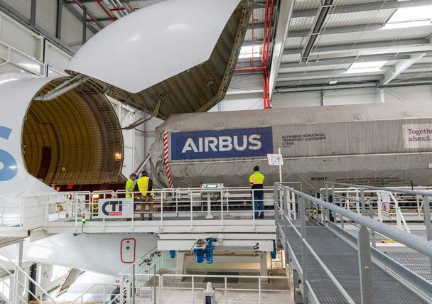 Satellite container loading into the Beluga aircraft - Copyright Airbus eve-2779-Airbus_Beluga_transport-_Eutelsat_36D-03