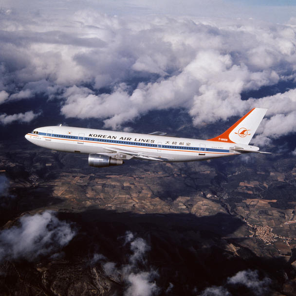 Korean Air’s first A300B4 in flight in original livery Korean Air’s first A300B4 in flight in original livery
