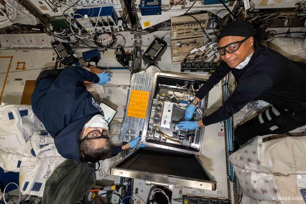 Astronauts Sunita Williams and Jeanette Epps retrieved the first sample from the metal 3D printer | © NASA Astronauts Sunita Williams and Jeanette Epps retrieved the first sample from the metal 3D printer | © NASA