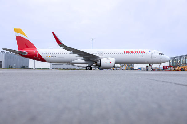 Iberia Airbus A321XLR Iberia’s brand new Airbus A321XLR being prepared for its ferry flight to Madrid.
