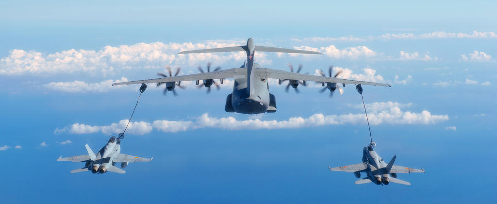 A400M refuelling in air two F-18