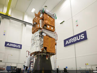Photo: Pleiades Néo 5-6 stacked Both final Pléiades Neo satellites in their “self-stacked” configuration during mechanical tests