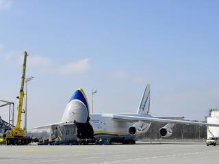 loading picture EarthCARE shipment-loading