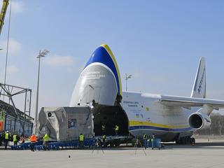 Loading picture-portrait EarthCARE shipment portrait