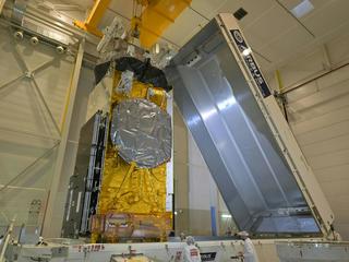 Eutelsat 36D satellite being packed into its transport container -lowres- Copyright Airbus Eutelsat-36D-loading-hge8904-lowres-Copyright-Airbus
