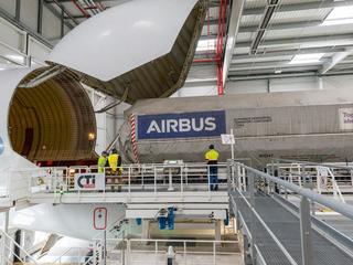 Satellite container loading into the Beluga aircraft - Copyright Airbus eve-2779-Airbus_Beluga_transport-Eutelsat_36D-03