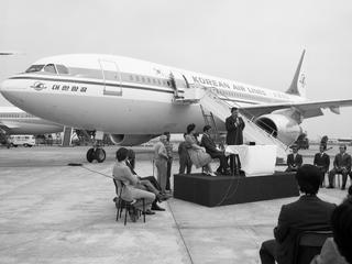 Delivery of the first A300B4 to Korean Air in Toulouse Delivery of the first A300B4 to Korean Air in Toulouse