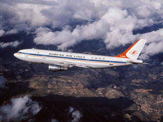 Korean Air’s first A300B4 in flight in original livery Korean Air’s first A300B4 in flight in original livery