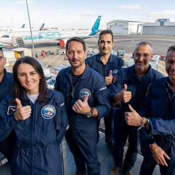Thomas Pesquet joins Airbus Andrea GRANDE, CHEN Fei, Thomas PESQUET, Cedric SAURRAT, Gianmarco MARANELLI and Franck GUILBERT front of the A330