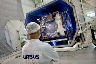 JUICE probe in Airbus cleanroom JUICE probe in Airbus cleanroom