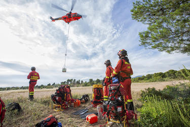Unidad Militar de Emergencias (UME) performing firefighting excercise with an H215