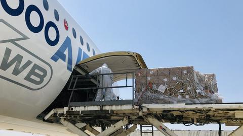 A350-1000-in-Tianjin-masks-loading-covid-19