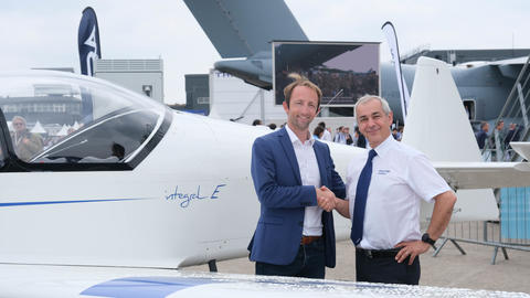 Jean Longobardi (r), Airbus Flight Academy Europe CEO, and Jérémy Caussade, CEO and co-founder of AURA AERO