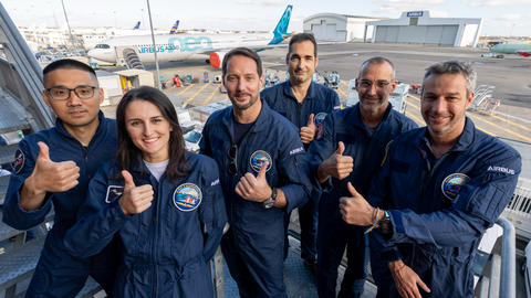 Andrea GRANDE, CHEN Fei, Thomas PESQUET, Cedric SAURRAT, Gianmarco MARANELLI and Franck GUILBERT front of the A330