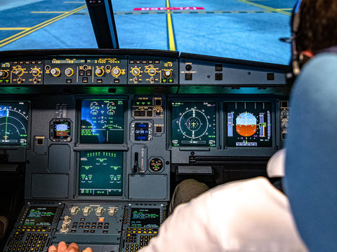 Pilot training on Airbus Full Flight Simulator