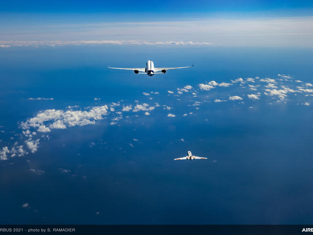 The aerial dance of DLR’s Falcon 20E and #A350 operating on 100% SAF