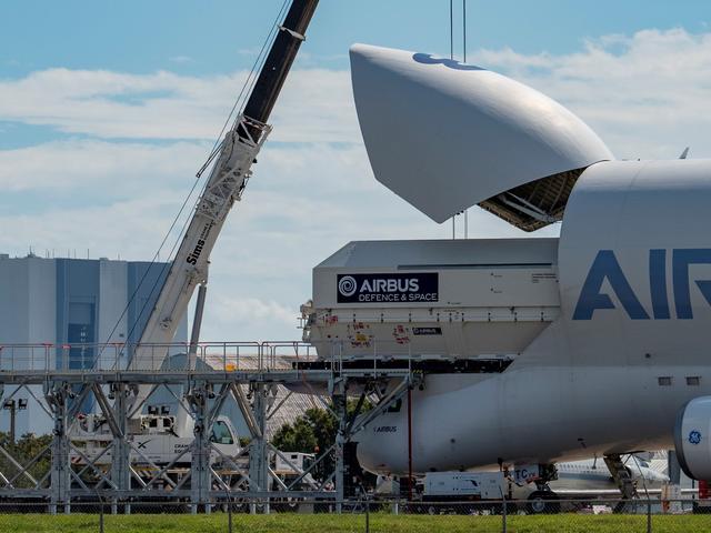 Beluga Hotbird and VAB