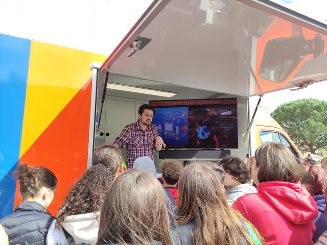The PolarPODibus aims to provide an insight into the Polar POD expedition and improve understanding of its scientific objectives