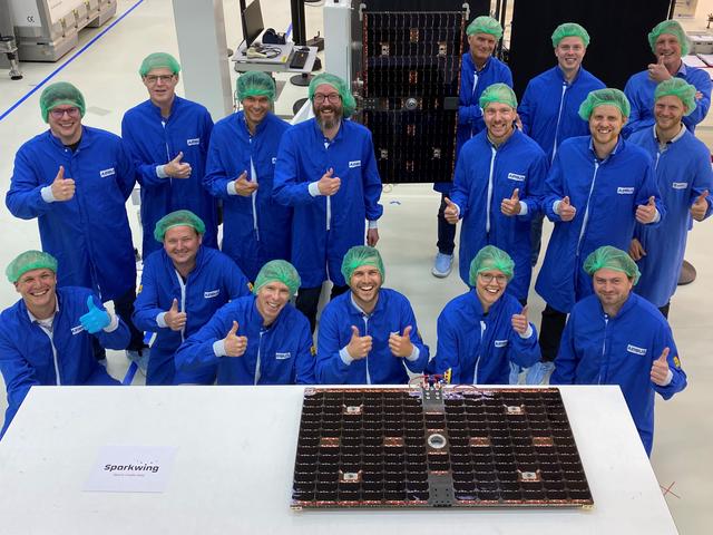 sparkwing_team_at_airbus_nl_with_sparkwing_panel_for_aerospacelab