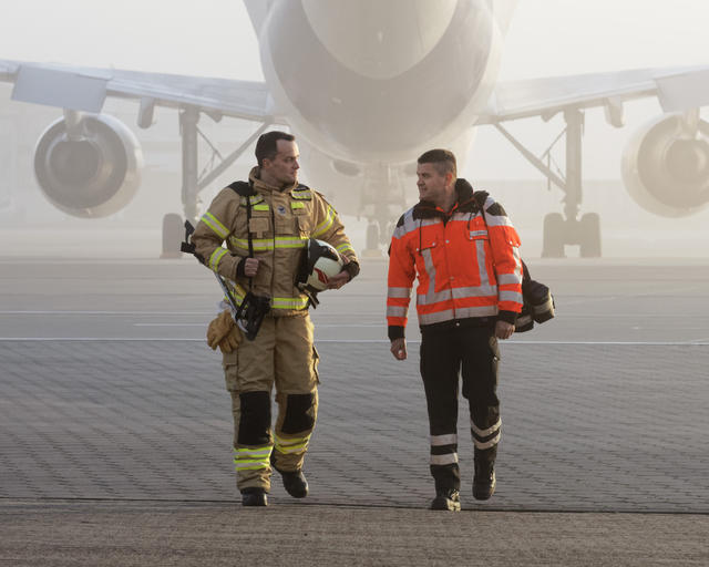 Engineers foggy aircraft Engineers in front of aircraft