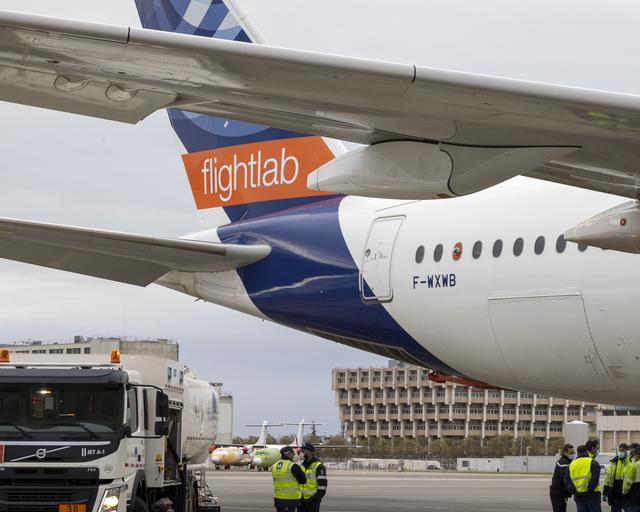 Airbus FlightLab refuelling Airbus FlightLab refuelling