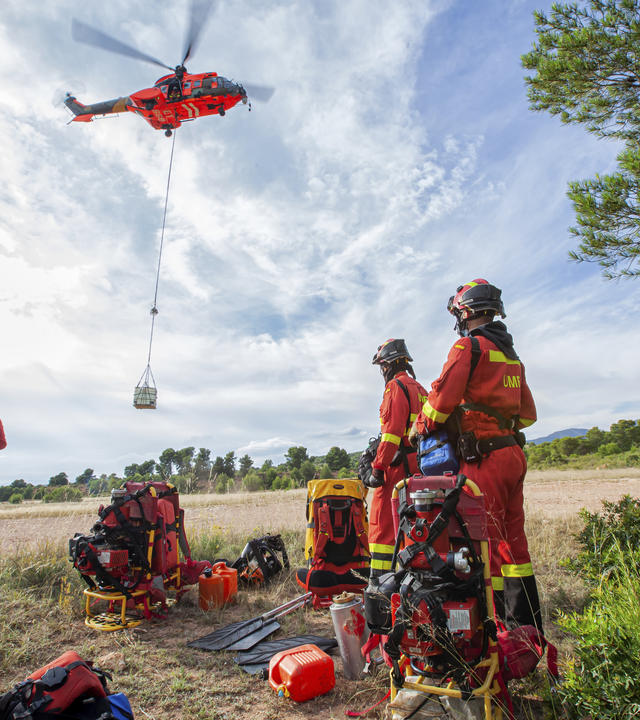 Unidad Militar de Emergencias (UME) performing firefighting excercise with an H215