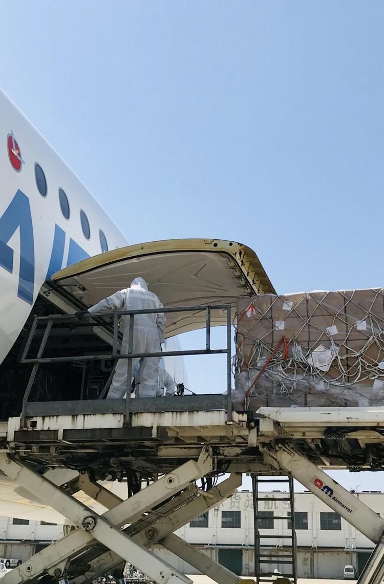 A350-1000-in-Tianjin-masks-loading-covid-19