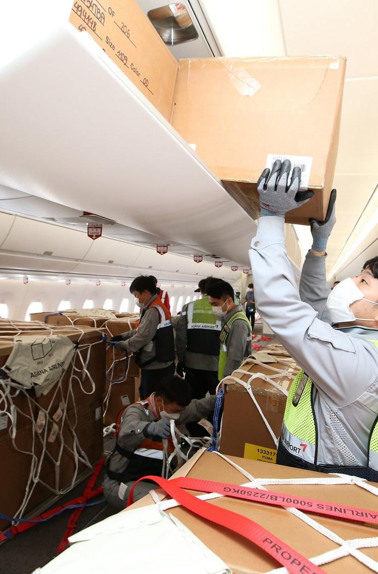 Asiana-A350-Cargo-After-Modification-Loading