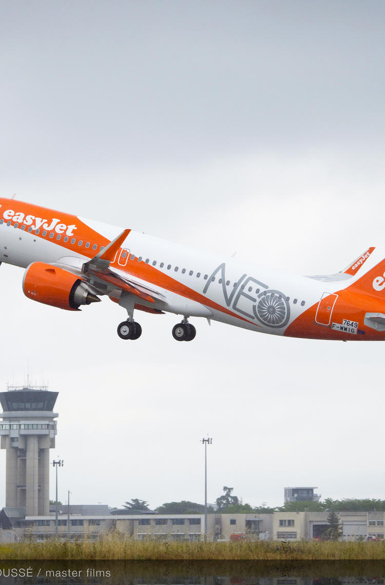 A320neo easyJet MSN7649 take off