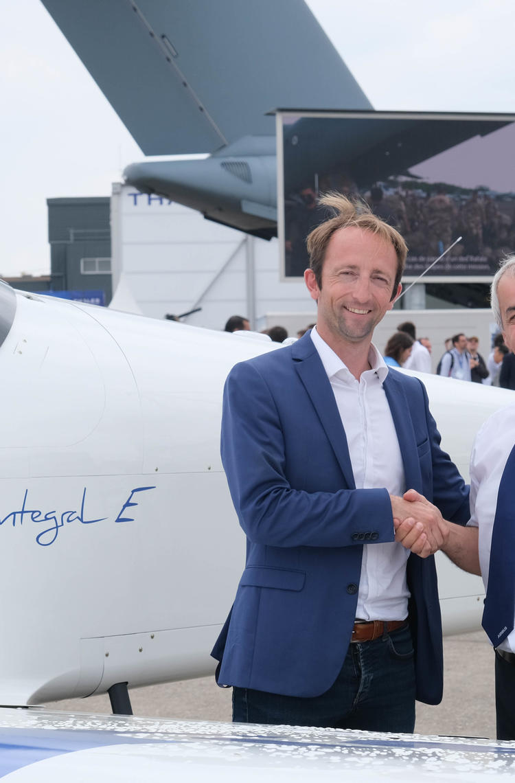 Jean Longobardi (r), Airbus Flight Academy Europe CEO, and Jérémy Caussade, CEO and co-founder of AURA AERO Jean Longobardi (r), Airbus Flight Academy Europe CEO, and Jérémy Caussade, CEO and co-founder of AURA AERO