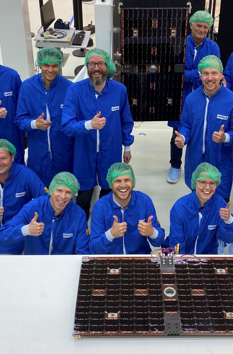 sparkwing_team_at_airbus_nl_with_sparkwing_panel_for_aerospacelab