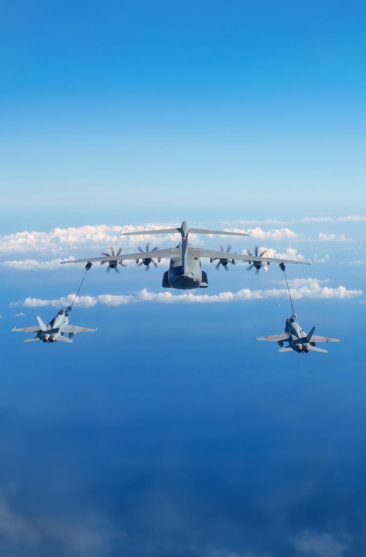 A400M refuelling in air two F-18