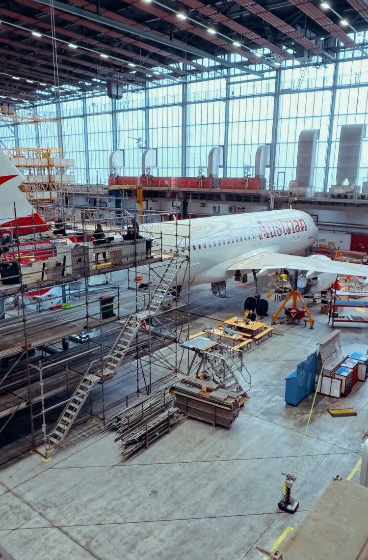austrian_airlines_a320neo_damaged_working_party_airbus austrian_airlines_a320neo_damaged_working_party_airbus
