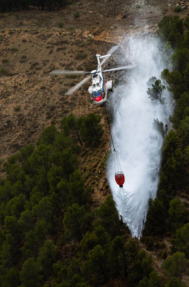 Airbus Super Puma in firefighting mode