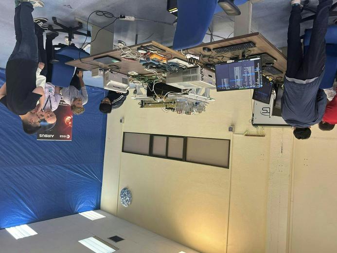 airbus_esa_and_cas_teams_at_the_moment_when_the_platform_switched_on_the_plm-lowres