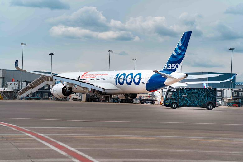 Optimate truck next to A350
