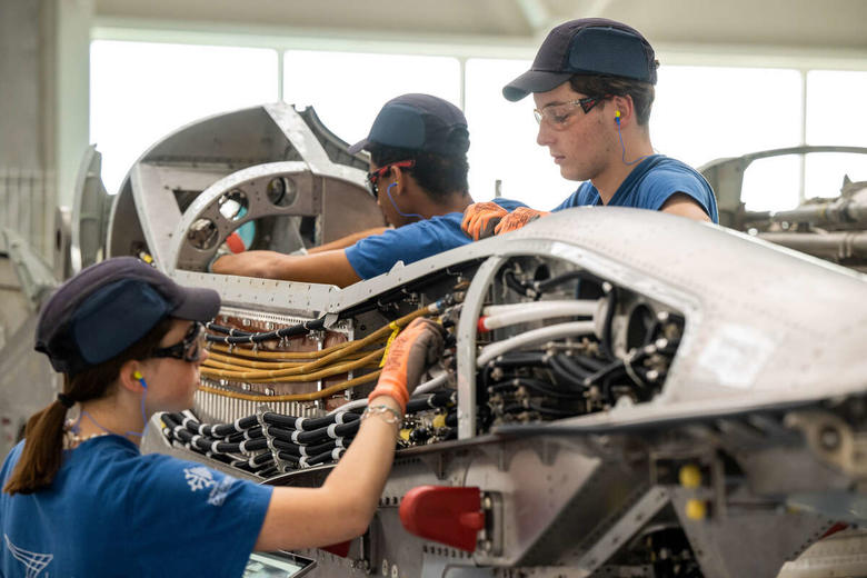 Lycée Airbus students and apprentices